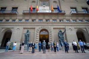 Zaragoza guarda silencio por las víctimas del coronavirus