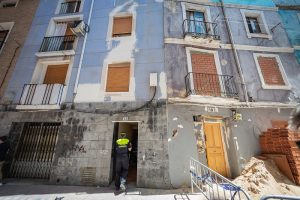 Desalojan un bloque de la calle Zamoray de Zaragoza tras detectar una sima