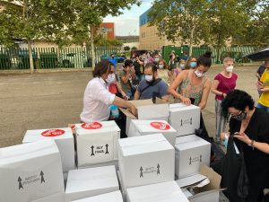 Reparten 750 litros de gel y 1.000 mascarillas en el Distrito de San José