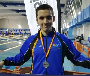 Adrián Longarón, un nadador con autismo de Zaragoza premiado con una beca deportiva