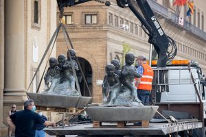 Retiran para su restauración las dos fuentes 'Niños con peces' de la Plaza del Pilar