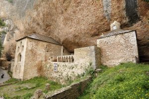 Los Reyes visitan Huesca para inaugurar una sala en San Juan de la Peña