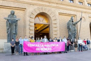 Zaragoza muestra su apoyo a la joven violada en el Parque Palomar