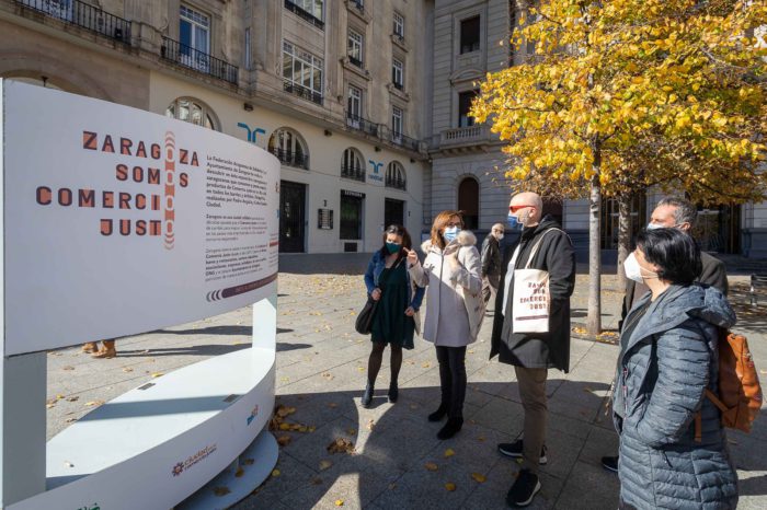 La capital luce la exposición fotográfica ‘Zaragoza somos Comercio Justo’