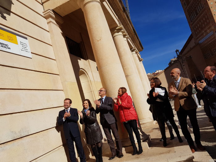 Agentes de la Policía Nacional de la Jefatura Superior de Policía de Aragón detuvieron a P.G.C. de 29 años de edad, como presunto autor de un delito contra la salud pública. Los hechos sucedieron el pasado día 19 de octubre sobre las 11:30, cuando los agentes de la Brigada Provincial de Seguridad Ciudadana colaboraron con la Comisión Judicial en un lanzamiento de una vivienda sita en la Calle Coso de esta ciudad. En el momento que toda la comitiva accedió al domicilio, los agentes sorprendieron a un varón con una plantación indoor de marihuana en el interior, motivo por el que procedieron a su detención como presunto responsable de un delito contra la salud pública. En el registro efectuado por el Grupo de Seguridad Ciudadana junto con el Letrado de la Administración de Justicia, se intervienen entre otros efectos, 54 macetas de marihuana; 441 gramos de la misma sustancia dosificada en varias bolsas preparadas para su distribución, ventiladores; lámparas de calor; tubos de extracción de aire y básculas de pesaje. El detenido, con varios antecedentes, pasó a disposición de la autoridad competente, el Juzgado de Instrucción en funciones de guardia, el pasado martes 20 de octubre, decretando el Juez la libertad con cargos.