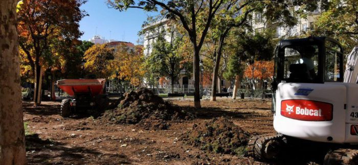 Comienza la renovación de los parterres de césped de la plaza de los sitios