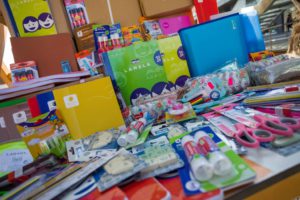 Familias zaragozanas reciben sus Bolsas solidarias de Material Escolar