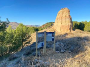 Dos carteles informativos en el yacimiento de La Mora Encantada