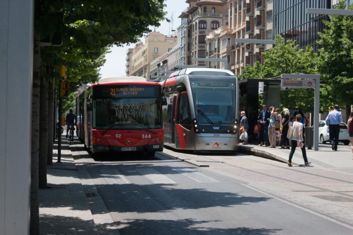 Tres buses de refuerzo circularán en paralelo a la línea del tranvía