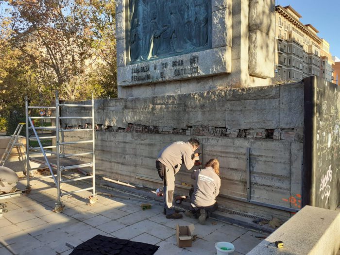 Nuevo jardín vertical en el pedestal de la estatua de Fernando el Católico