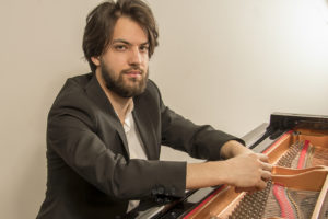 Javier Montañés, ganador de la beca de piano Pilar Bayona