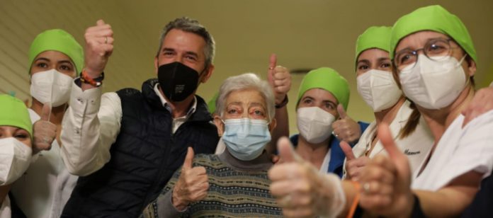 Lidia Navarro y José Bruballa, primeros vacunados de Covid en Huesca