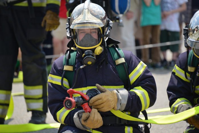 Steve Gibson ilustra mujeres del Cuerpo de Bomberos de zaragoza