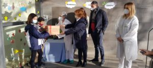 Mayores de residencias de Aragón reciben cariñosas cartas de niños