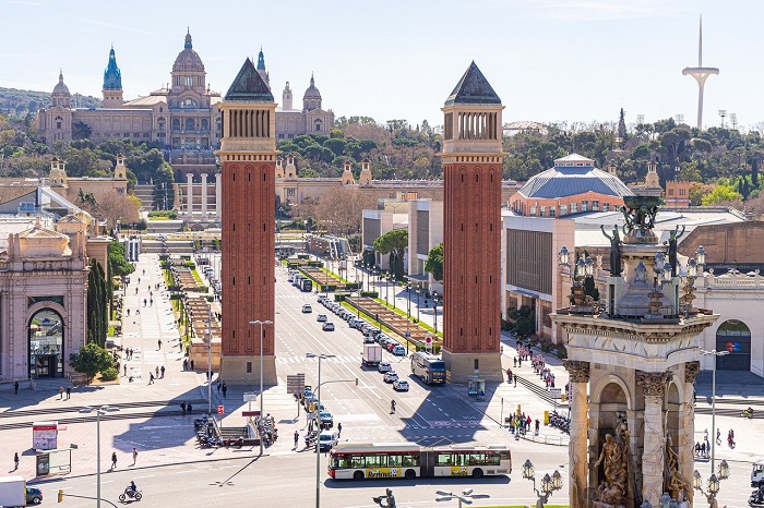 Españoles realizan turismo en su propia ciudad a raíz de la pandemia