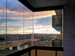 Cortinas de cristal: beneficios durante todo el año