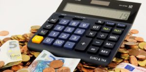 Calculadora sobre un fondo de dinero - Economía