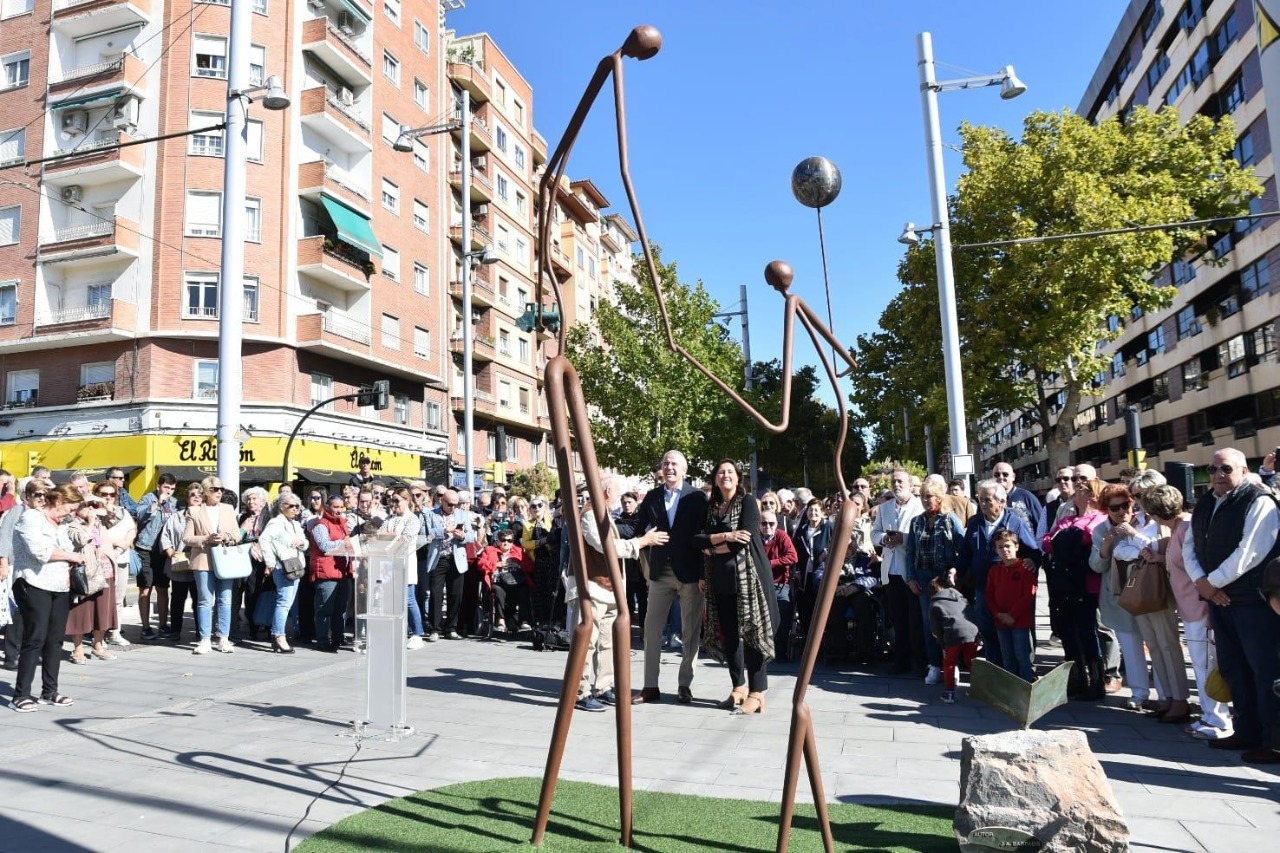 2022-10-01 escultura a las personas mayores