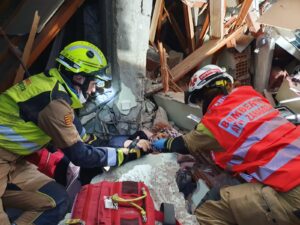 2023-02-08 Bombero de Zaragoza en Turquía 4